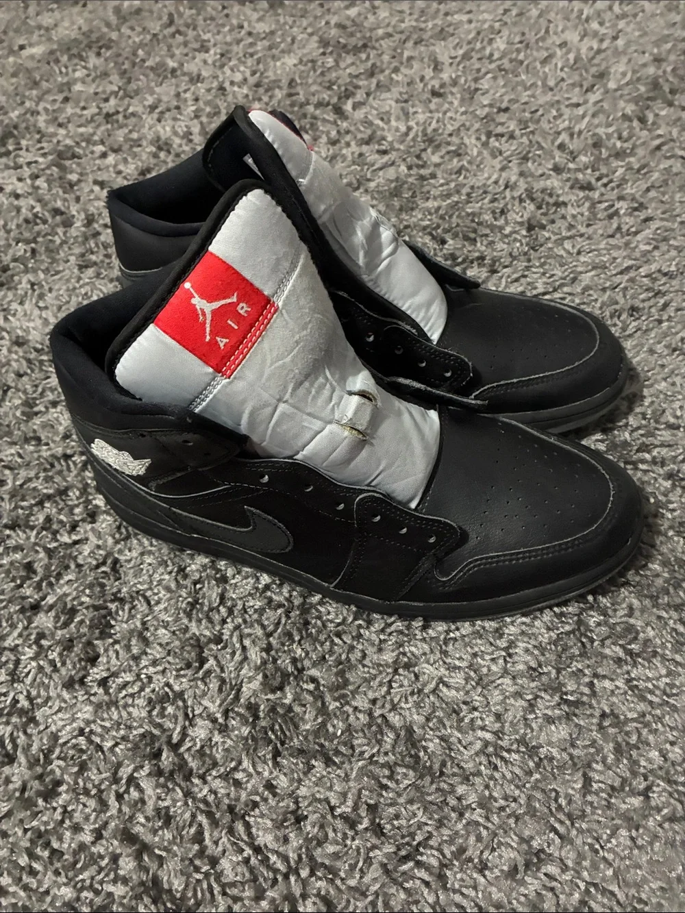 Jordan 1 mid black metallic